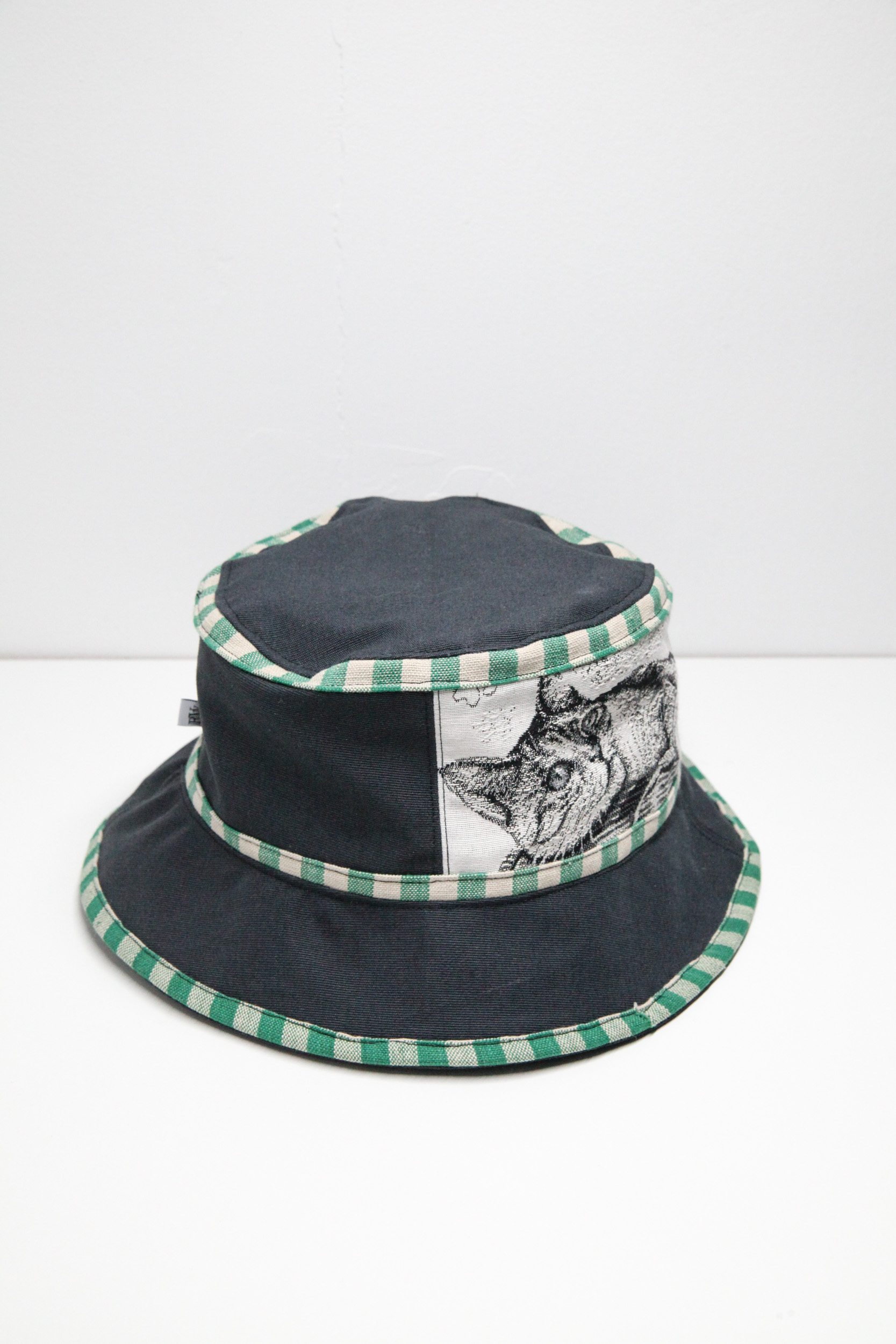 Bucket hat with cat print and beige green lining round