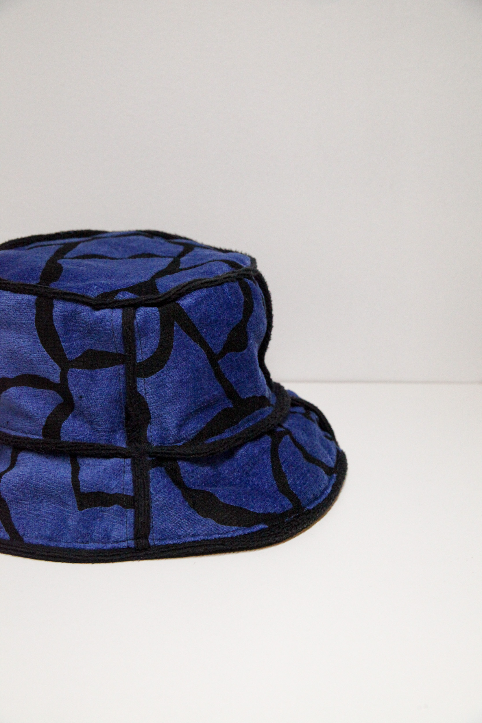 Velvet bucket hat with black and blue pattern