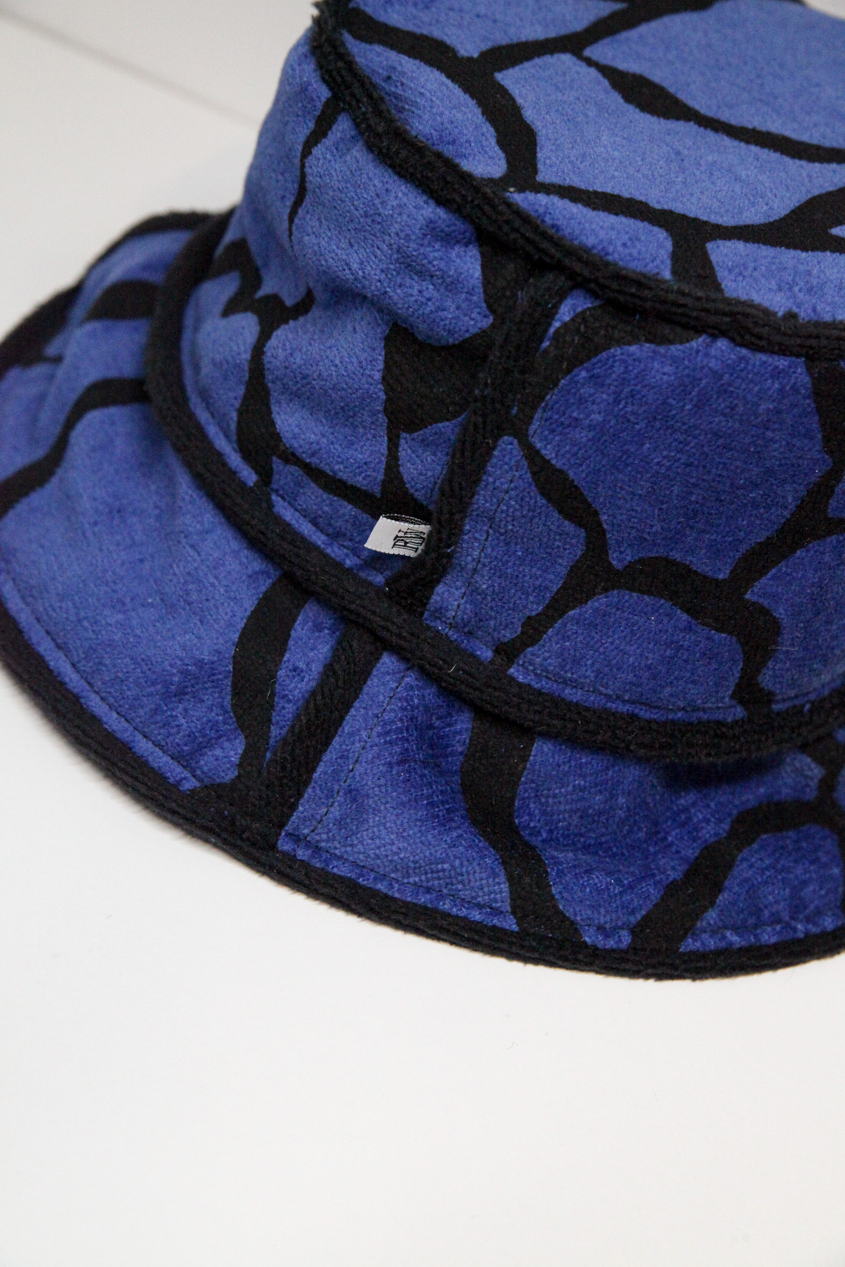 Velvet bucket hat with black and blue pattern