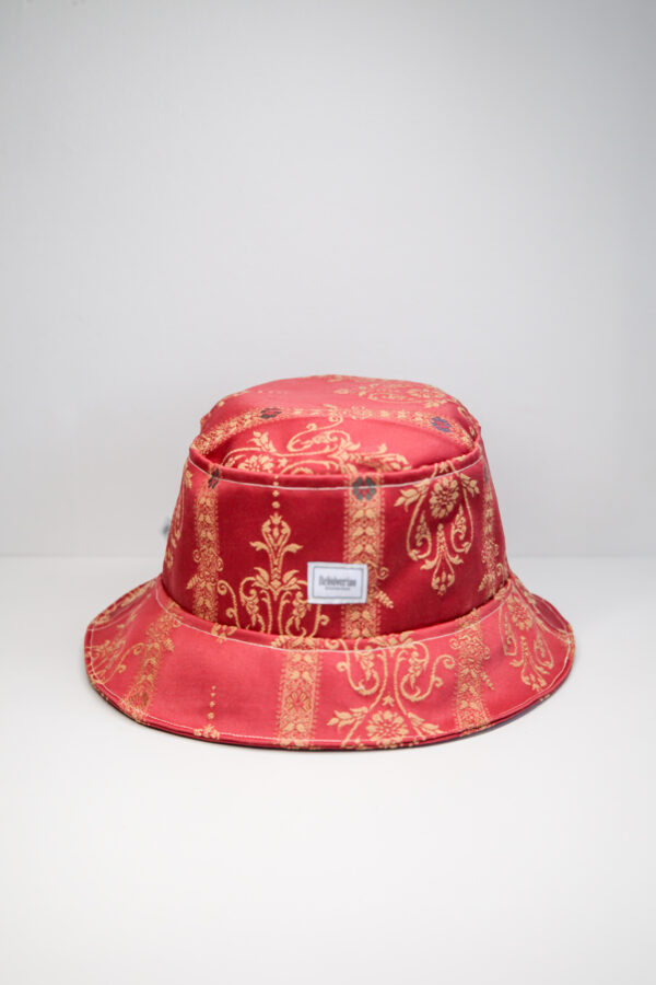 Bucket hat classical red with golden stitched details