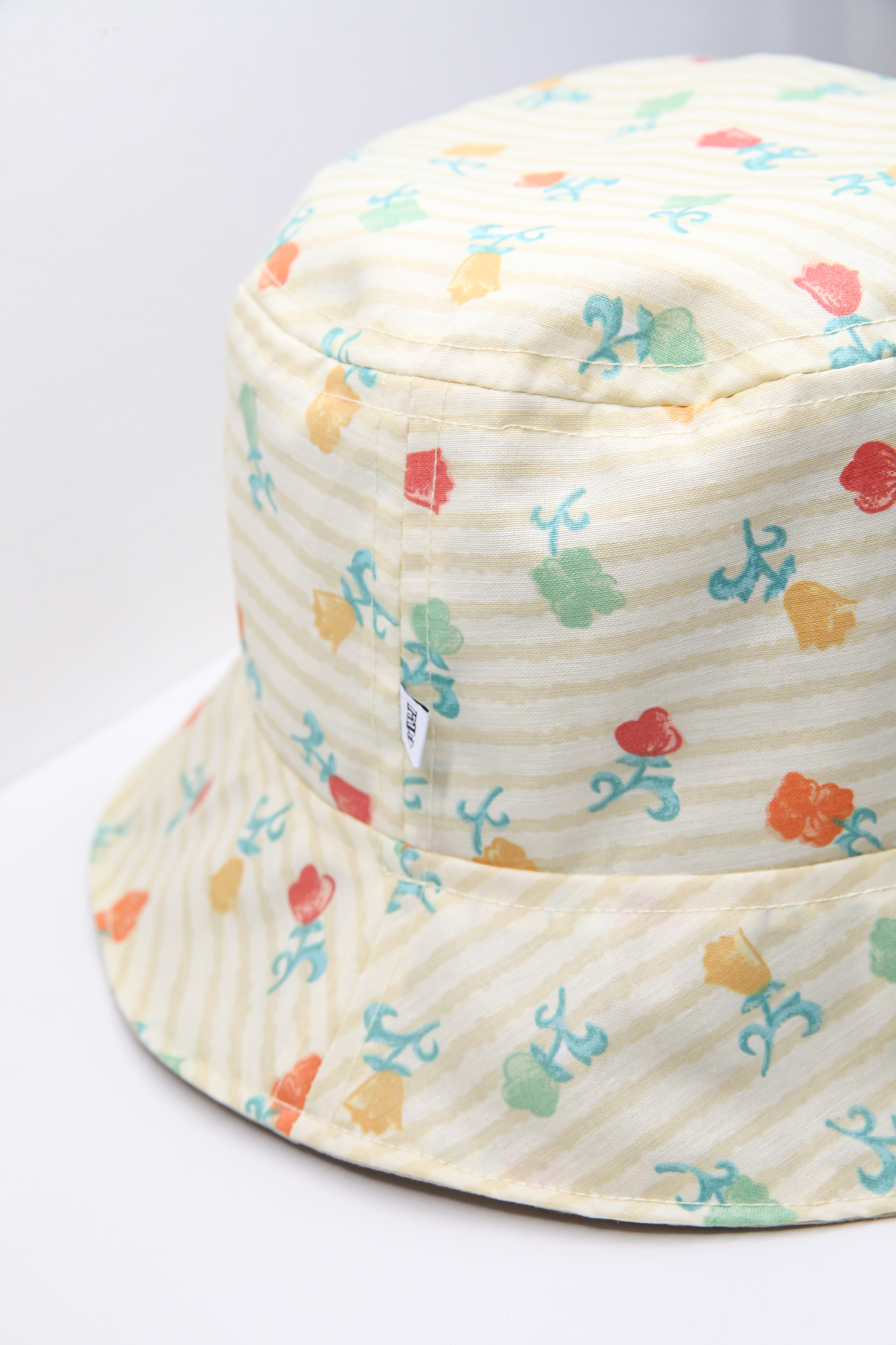 Summer bucket hat with flower pattern yellow strips