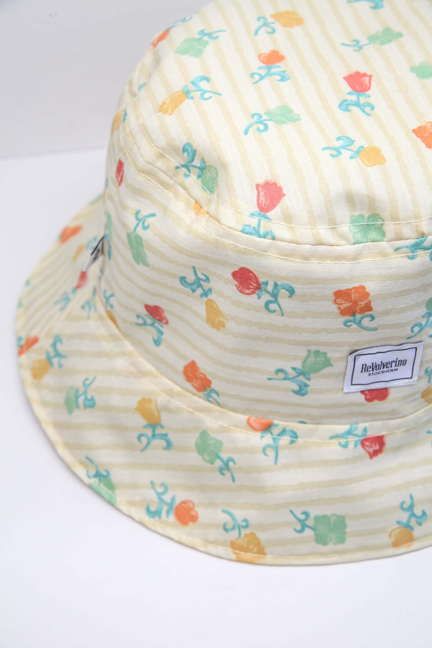 Summer bucket hat with flower pattern yellow strips